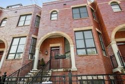 Short-sale in  N HERMITAGE AVE Chicago, IL 60614