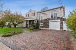  Ann Dr E, Freeport NY