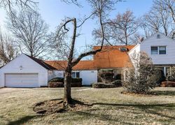 Short-sale Listing in SEARINGTOWN RD ALBERTSON, NY 11507