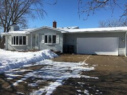 Short-sale in  N FAIRVIEW LN Mchenry, IL 60051