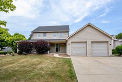 Short-sale Listing in W LORIENT DR MCHENRY, IL 60050