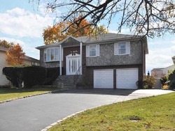 Short-sale in  CRESCENT DR Albertson, NY 11507