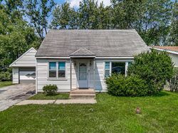 Short-sale in  AVERS AVE Flossmoor, IL 60422