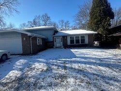 Short-sale Listing in LAKESHORE DR RICHTON PARK, IL 60471