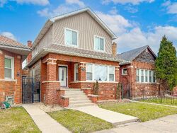 Short-sale in  S HONORE ST Chicago, IL 60620