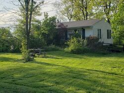 Short-sale in  W OAK DR Zion, IL 60099